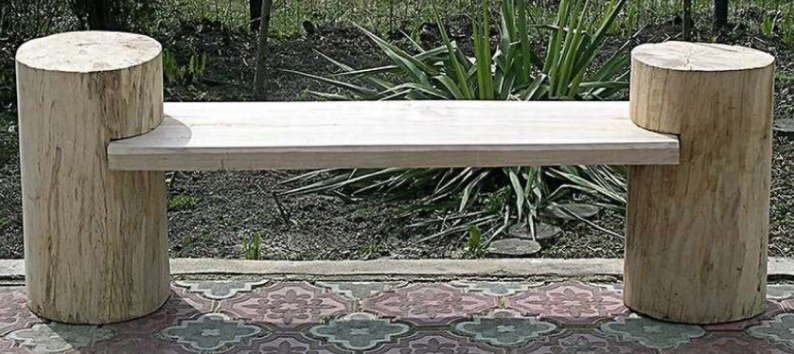 Скамейка из толстого бревна для дачи или парка