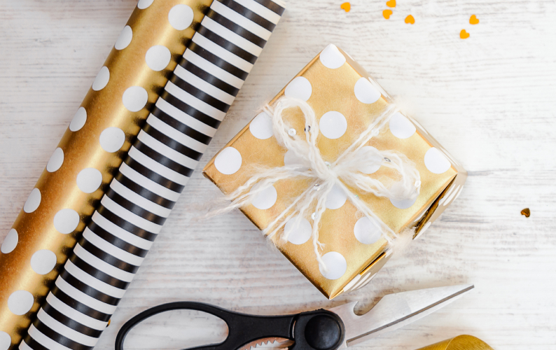 20 простых украшений из бумаги, которые сделают упаковку для подарка особенной