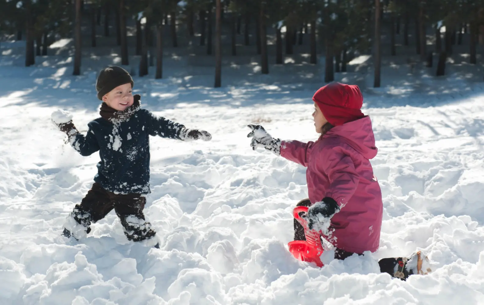 Ребенку год все кидает. Дети играющие в снежки. Дети играют в снегу. Дети зима снежки. Дети играющие на улице зимой.